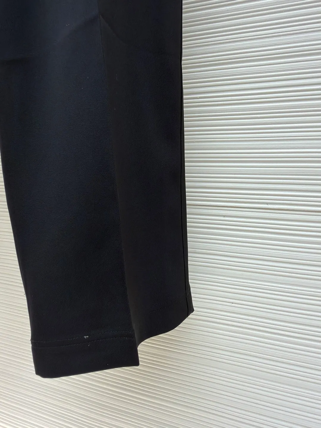 LOUIS VUITTON trousers with back earrings ●Original version: Purchased and developed for 12900 ●Item number: 1680814-A80 ●Fabric: Sheep spinning fabric ●Technology: Made on positioning cutting machine ●Version: Loose version ●Weight: about 680 grams ●Size: 46-48-50-52 ●Description: Using newly sheared sheep wool spinning and dyeing fabrics, high-speed rapier weaving in a dust-free and static-free workshop , double-sided weave, reverse satin texture, front messy texture, matching 60s cotton imitation Tencel twill lining, back pocket template motorcycle leather embossed embossed seal, 3# Swiss tooth bronze square slider, closed zipper, and the Saddle leather patch on the back pocket complement each other. The I-shaped buckle + rivets are made of bronze material with a bronze base. The molded pure natural pearl flat nails and buttons are laser-engraved in the later stage to make each one unique, and the overall vision has a halo effect. The overall wiring is straight and delicate, the fabric is comfortable and soft, and the color is consistent without color difference. It can be matched with the same style to create a fashionable look and control various occasions. Customized accessories, complete with three standards, same style for men and women!